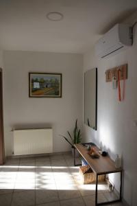sala de estar con mesa y radiador en Apartman Mila en Županja