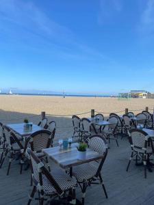 Um restaurante ou outro lugar para comer em 3 Pieces BORD DE MER- Trouville