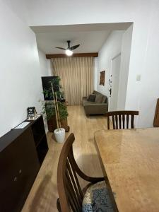 sala de estar con mesa y sofá en Apartamento em Ipanema Melhor localização, en Río de Janeiro