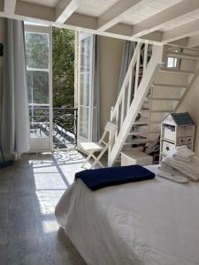 um quarto com uma cama num quarto com uma escada em 3 Pieces BORD DE MER- Trouville em Trouville-sur-Mer