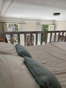 uma cama com duas almofadas num quarto em 3 Pieces BORD DE MER- Trouville em Trouville-sur-Mer