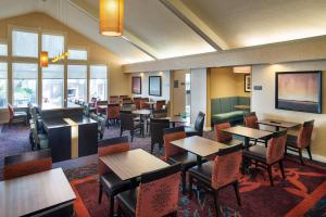 a dining room with tables and chairs and tablesktop at Residence Inn San Diego Sorrento Mesa/Sorrento Valley in Sorrento