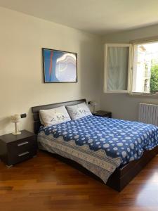 a bedroom with a bed and a window at la Casa di Luca in Sarnico