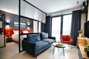 a living room with a couch and a bed at Aparthotel Laguna Beskidów in Zarzecze