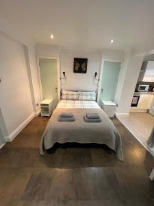 ロンドンにあるMildmay Road Apartmentsのベッドルーム1室(大型ベッド1台、ナイトスタンド2台付)