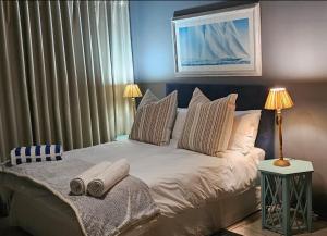 1 dormitorio con 1 cama con 2 toallas en Angel Bay, 129 Nkwazi Drive, Zinkwazi, en Zinkwazi Beach