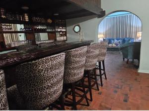 un bar con una fila de sillas en una habitación en Angel Bay, 129 Nkwazi Drive, Zinkwazi, en Zinkwazi Beach