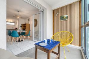 ein Wohnzimmer mit einem Tisch und Stühlen in der Unterkunft ZenBNB / Stella / Proche Gare / Garage / Wifi / in Annemasse