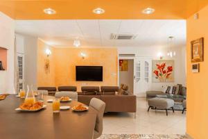 - un salon avec une table et un canapé dans l'établissement Villa-Aquaterra-Hideaway-piscine-Barbecue, à Matoury