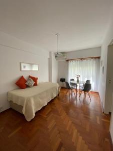 Un dormitorio con una cama y una mesa. en Apartamento Carlota en Buenos Aires