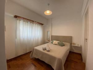 Un dormitorio con una cama con dos velas. en Apartamento Carlota en Buenos Aires