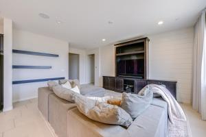 Posezení v ubytování Pet-Friendly Clovis Home - Near Mall and Waterpark!