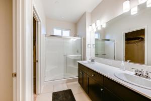 Koupelna v ubytování Pet-Friendly Clovis Home - Near Mall and Waterpark! + 22 fotografií