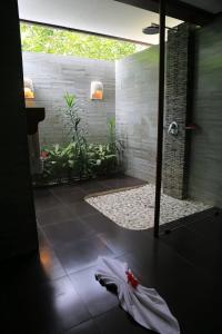 Habitación con vistas a un baño con ducha y lavabo. en La Digue Island Lodge en La Digue