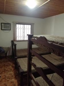Krevet ili kreveti na kat u jedinici u objektu Cabaña Turística en Santa Marta.