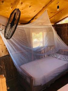 เตียงในห้องที่ Magic land taba camp