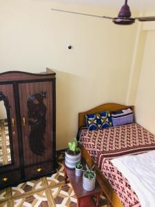 Un dormitorio con 2 camas y una mesa con macetas. en Pokhara favourite apartment, en Pokhara