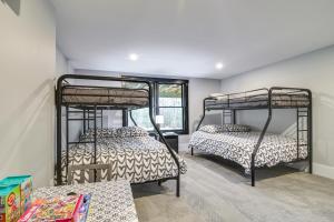 2 łóżka piętrowe w pokoju z oknem w obiekcie Mountain-View Bethel Cabin Game Room and Deck w mieście Bethel