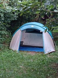 una tienda azul y gris en el césped en Kamp Seosko domaćinstvo Radman - Šator arpenaz 4 en Herceg-Novi