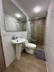 uma casa de banho com um WC, um lavatório e um chuveiro em Apartamento Victoria em Puerto Colombia