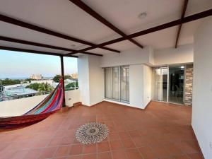 um quarto vazio com uma rede de descanso na varanda em Apartamento Victoria em Puerto Colombia