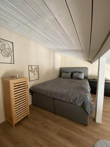 a bedroom with a bed with a ceiling at Gemütliches Galerie Apartment in Bad Säckingen