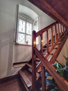 Una escalera de madera con una ventana en una casa en Casa vacanze Santa Marta, en Barletta