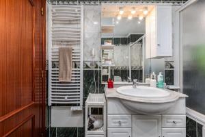 a bathroom with a sink and a mirror at FURADOURO - Vista dos Pinhais - apart 2 quartos a 100 metros da praia do Furadouro in Ovar +41 photos