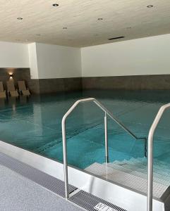 Bazén v ubytovaní Groot appartement in Aparthotel met prachtig uitzicht alebo v jeho blízkosti