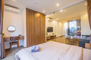 une chambre avec un grand lit blanc et un salon dans l'établissement La Passion - Tay Ho Hanoi One Bedroom Apartment!, à Hanoï