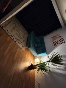 a room with a box and a plant on the floor at Apê perto Alphaville in Osasco