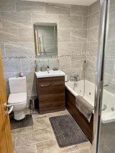 La salle de bains est pourvue de toilettes, d'un lavabo et d'une baignoire. dans l'établissement Scottish Highland house near Fort William, à Corran