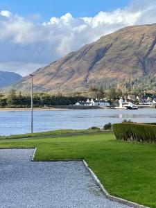 une masse d'eau avec une montagne en arrière-plan dans l'établissement Scottish Highland house near Fort William, à Corran