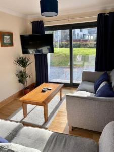 - un salon avec un canapé et une table basse dans l'établissement Scottish Highland house near Fort William, à Corran