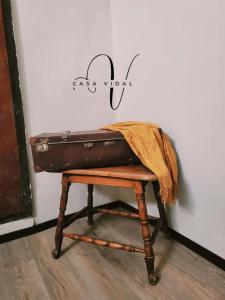 une valise assise sur une table dans l'établissement Casa Vidal Guesthouse, à Tupungato