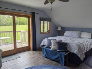 First Settlers Lodge في Weston: غرفة نوم بسرير وشرفة