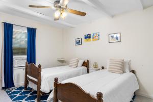 een slaapkamer met 2 bedden en een plafondventilator bij 600 Steps Second Row in North Litchfield Beach
