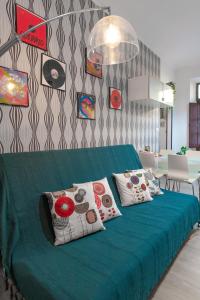 Un dormitorio con una cama verde con almohadas. en Appartamento Lingotto, en Turín