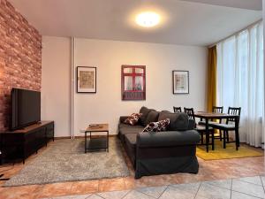 un soggiorno con divano e tavolo di Apartament ORZEŁ BIAŁY a Bytom