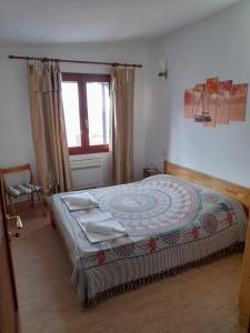 une chambre avec un grand lit dans une pièce dans l'établissement Cara a' mari, à Castelsardo