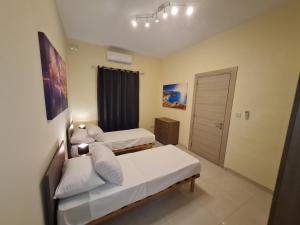 Postel nebo postele na pokoji v ubytování Tarxien - Lovely 3 bedroom unit