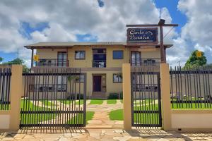 戈亚斯州上帕莱索Apartamento no centro, reserve agora!的一座有门的建筑