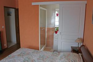 1 dormitorio con 1 cama y ducha a ras de suelo en Instants de detente, piscine et calme, en Le Pouliguen