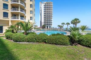 ein Resort mit einem Pool und einem hohen Gebäude in der Unterkunft Beach Colony Tower 14A in Pensacola
