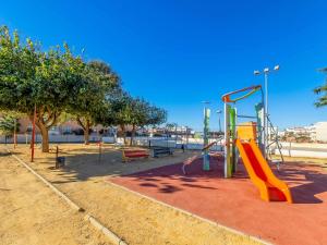 parco giochi con scivolo arancione di A un minuto de la palaya con parking y terraza a Málaga