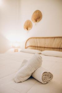 普爾薩諾的住宿－Dalila Apulian Rental Rooms，一张白色的床,上面铺着一条毛巾