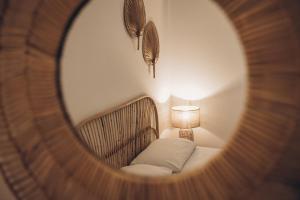 普爾薩諾的住宿－Dalila Apulian Rental Rooms，配有带灯和镜子的床的房间