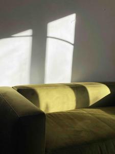 Marina Motel في مارسيليا: سرير جالس في غرفة بها نافذتين