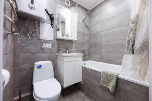 基輔的住宿－Квартири метро Дарниця світло завжди є，浴室配有卫生间、浴缸和水槽。