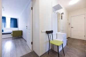基輔的住宿－Квартири метро Дарниця світло завжди є，小房间设有绿色椅子和镜子